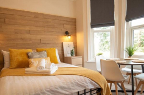 One Bed Apartment, Close to Train, City, Beach and Hospital Long Booking Welcome